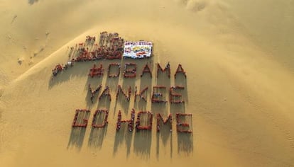 Un grupo forma la frase &quot;#Obama yankee go home&quot; en Falc&oacute;n, Venezuela. 