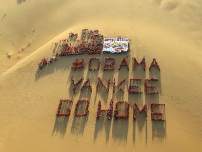 Un grupo forma la frase "#Obama yankee go home" en Falcón, Venezuela.