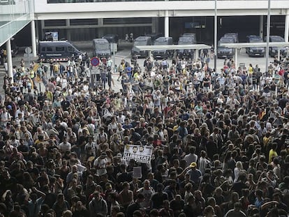 Independence supporters filled Barcelona airport on Monday.