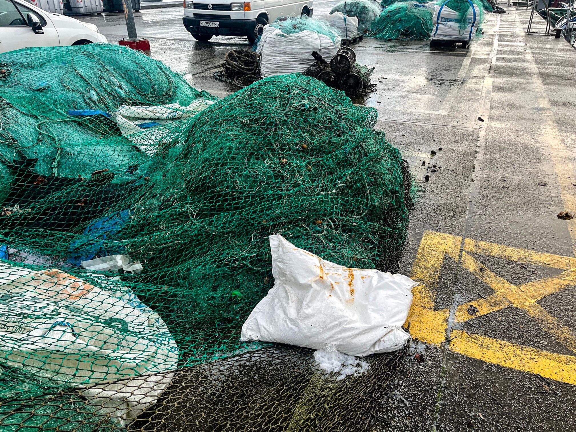 Saco con 'pellets' que fue encontrado por los pescadores, abandonado en el puerto de O Grove.