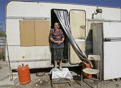 Una vecina de la Cañada Real Galiana en la puerta de su caravana.