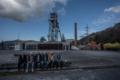 De izquierda a derecha, Roberto Mallada, Efrén Pontón, Ángel Luis Vázquez, José Antonio Cerra, José Manuel Peris y José Antonio Rubio, el 16 de febrero en Mieres (Asturias).