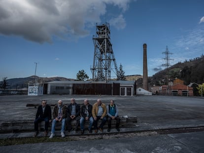 De izquierda a derecha, Roberto Mallada, Efrén Pontón, Ángel Luis Vázquez, José Antonio Cerra, José Manuel Peris y José Antonio Rubio, el 16 de febrero en Mieres (Asturias).