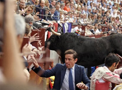 Un toro del lote de Juan Bautista saltó ayer la barrera.