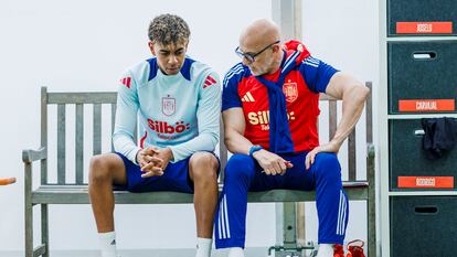 Luis de la Fuente charla con Lamine Yamal durante un entrenamiento de la selección española.