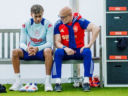 Luis de la Fuente charla con Lamine Yamal durante un entrenamiento de la selección española.