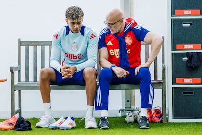 Luis de la Fuente charla con Lamine Yamal durante un entrenamiento de la selección española.