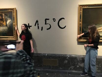 Momento en que dos activistas ecologistas pegan sus manos a los marcos de 'Las majas' de Goya, en el Museo del Prado, el 5 de noviembre.