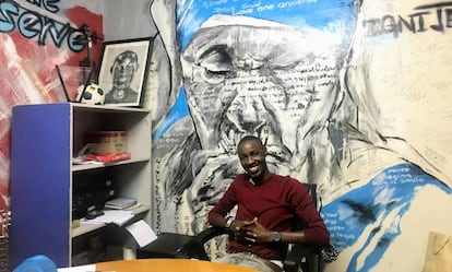 Billian en su oficina de su organización Billian Music Family en Mathare, Nairobi.