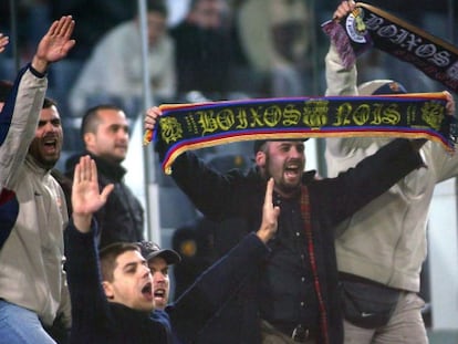 Miembros aficionados radicales del FC Barcelona en un partido.