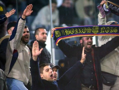 Miembros aficionados radicales del FC Barcelona en un partido.