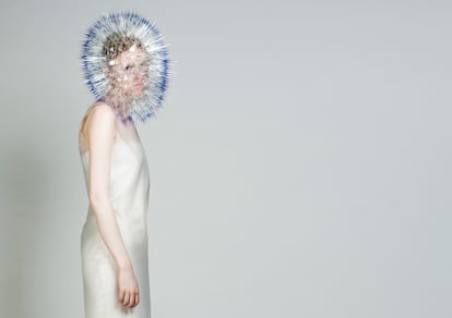 Diseño de Maiko Takeda, ganadora de la edición 2014 del International Talent Support (ITS), y que Björk lució en la portada de su álbum 'Vulnicura' (2015).