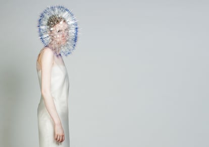 Diseño de Maiko Takeda, ganadora de la edición 2014 del International Talent Support (ITS), y que Björk lució en la portada de su álbum 'Vulnicura' (2015).