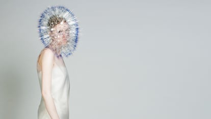 Diseño de Maiko Takeda, ganadora de la edición 2014 del International Talent Support (ITS), y que Björk lució en la portada de su álbum 'Vulnicura' (2015).
