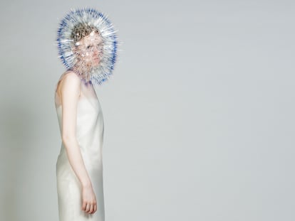 Diseño de Maiko Takeda, ganadora de la edición 2014 del International Talent Support (ITS), y que Björk lució en la portada de su álbum 'Vulnicura' (2015).
