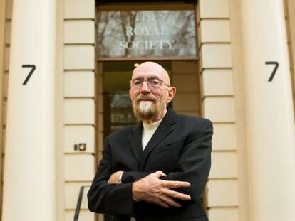 Kip Thorne posa frente a la sede de la Royal Society de Londres antes de la entrevista