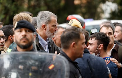 Un joven habla con el rey Felipe VI, este domingo durante su visita a Paiporta (Valencia). 