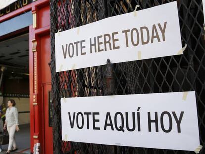 Dos votantes abandonan una sede electoral en un parque de bomberos en Nueva Jersey. 