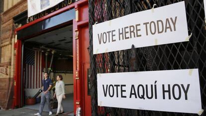 Dos votantes abandonan una sede electoral en un parque de bomberos en Nueva Jersey.