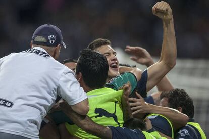 César Montes del Monterrey celebra su gol frente a Tigres en las finales de la Liga MX