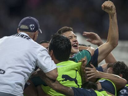 C&eacute;sar Montes del Monterrey celebra su gol frente a Tigres en las finales de la Liga MX