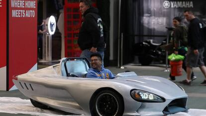 Un coche el&eacute;ctrico en una feria en Los &Aacute;ngeles, California.