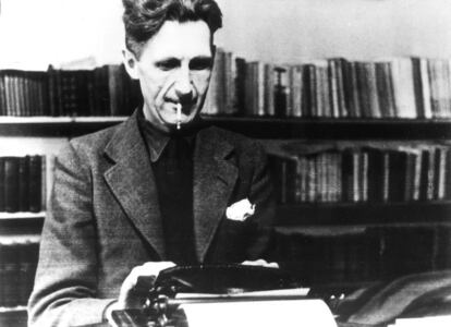 “É impossível vender histórias de animais nos Estados Unidos”, disseram vários editores a George Orwell quando tentava publicar 'A Revolução dos Bichos'. Na foto, o escritor trabalhando em sua máquina de escrever.