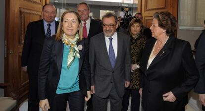 La ministra Ana Pastor, junto a José Vicente González (Cierval) y la alcaldesa Rita Barberá.
