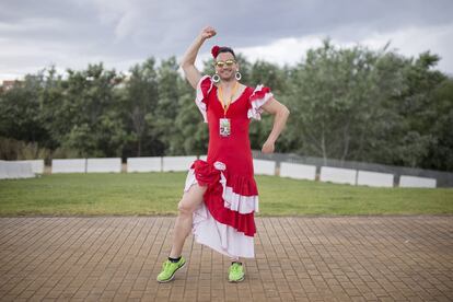 Carlos Santa, Valencia. Se casa el 4 de Junio de 2016. Los amigos lo han disfrazado de flamenca.