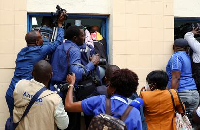 Los medios se disputan el espacio mientras el presidente de Angola y líder del partido gobernante Movimiento Popular para la Liberación de Angola (MPLA), Joao Lourenco, emite su voto en Luanda, este miércoles.