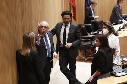 Los dirigentes del Grupo Parlamentario Socialista, Rafael Simancas y Adriana Lastra, conversan con los portavoces del PP, Ana Pastor, Isabel Borrego y Guillermo Mariscal, este miércoles en el Congreso.