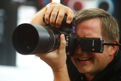 Un fotógrafo prueba un prototipo de la nueva Leica S3 de formato medio, el 26 de septiembre de 2018, en Colonia. 