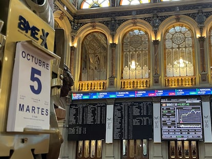 Un panel muestra la evolución del Ibex 35 este martes en el interior de la Bolsa de Madrid.