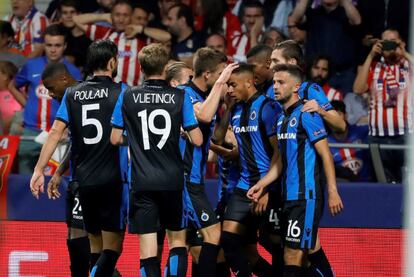 El centrocampista del Brujas Arnaut Danjuma celebra con sus compañeros su gol ante el Atlético de Madrid.