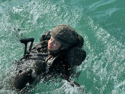 La Princesa de Asturias, en un ejercicio de paso de un curso de agua con toda su equipo de combate.