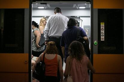 En el caso de los trenes de Media Distancia (regionales), los servicios mínimos incluyen 390 circulaciones, el 65% de los 603 previstos, lo que implica cancelar los 213 restantes. En la imagen, usuarios en la estación de Sant Andreu Arenal en Barcelona.
