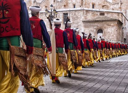 Integrantes del bando morisco desfilan en Villena durante la fiesta de moros y cristianos.