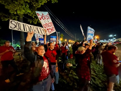 Piquetes de trabajadores en la planta de ensamblaje de Ford en Wayne (Michigan), al comenzar la huelga pasada la medianoche del jueves al viernes.