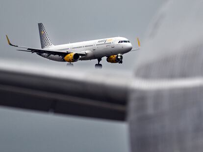 Un avión de Vueling aterriza en el aeropuerto de Berlín, en una imagen de archivo.