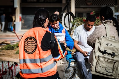 Voluntarios de Regularización Ya en las zonas más afectadas de Alfafar.