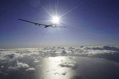 Solar Impulse 2 pilotado por Bertrand Piccard despega de la pista del Kalaeloa Airpor. El proyecto sufrió un importante traspié a su llegada a Hawái, donde la aeronave tuvo que permanecer casi 300 días para solucionar las averías sufridas en el duro vuelo llevado a cabo desde Japón