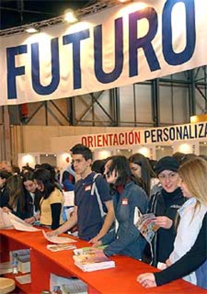 En la imagen, uno de los pabellones de Aula 2004, inaugurada hoy en Madrid.