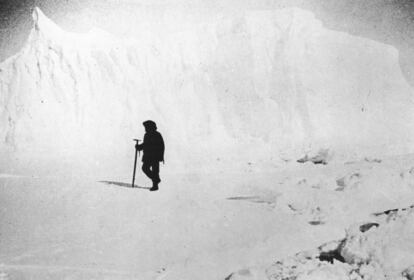 Roald Amundsen camina por el gélido Polo Sur en un momento de la expedición.