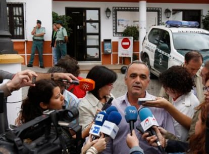 El alcalde de Almogía, Cristobal Torreblanca, a las puertas del Ayuntamiento.