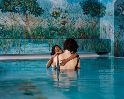 Una madre y una hija en una piscina (2018).