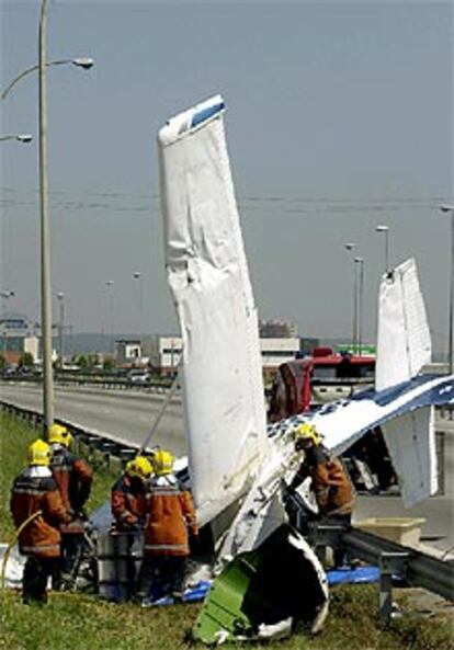 Bomberos de la Generalitat de Barcelona vacian el depósito de combustible de la avioneta.