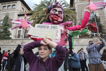 Una joven participa en la manifestación por el Día Internacional de la Mujer en Granada.