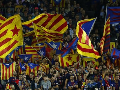 Banderas independentistas catalanas durante un partido del F.C. Barcelona.