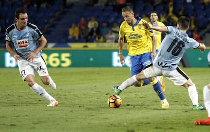 Dani Castellano avanza con el balón.