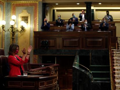 La ministra de Transición Ecológica, Teresa Ribera es aplaudida tras su intervención en el debate de la ley de Cambio Climático y Transición Energética.